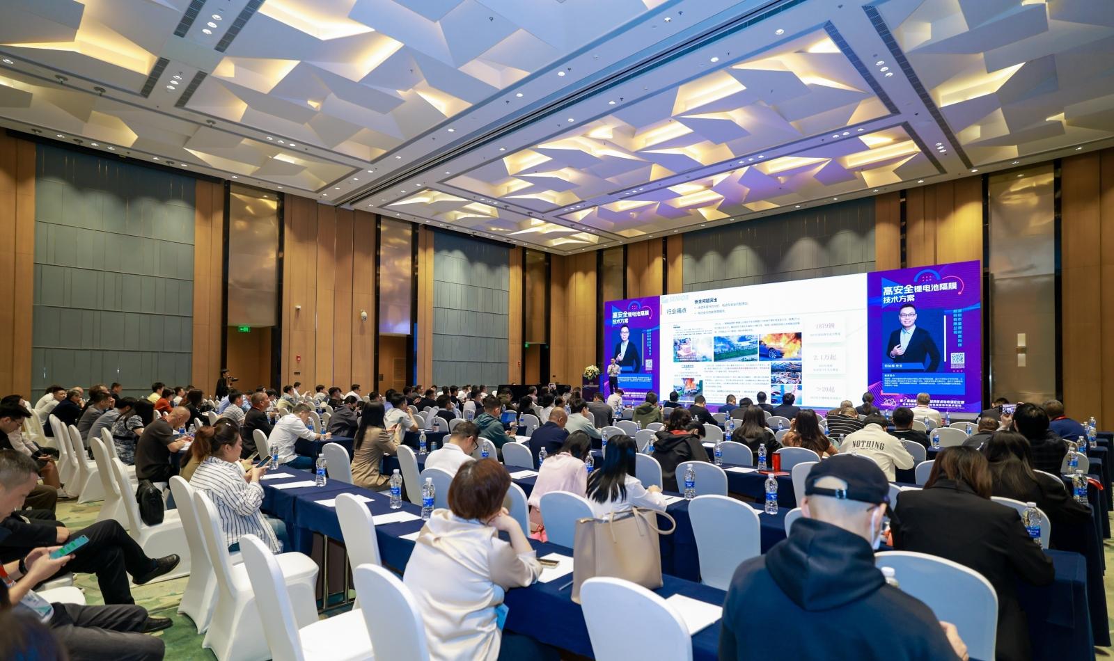 开云足球分析展·风采|开云足球分析亮相2025新能源电池膜材料论坛，引领低场核磁技术革新风潮